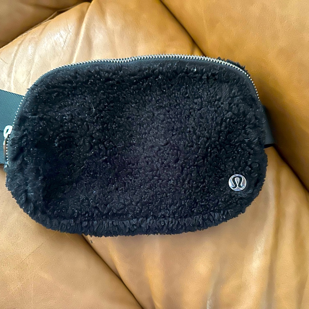 LULULEMON Everywhere Fleece Belt Bag Black
